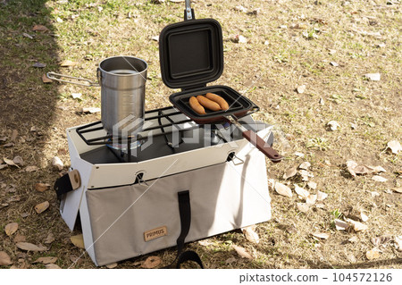 Hot sandwich maker with cooker and sausage, two burner on the ground 104572126