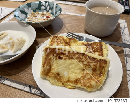 Breakfast at home: homemade French toast Breakfast at home: homemade French toast 104572585