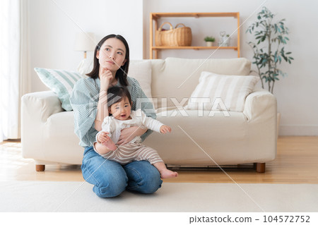 Baby and mom (parent and child, mother and child, parenting, family, family) 104572752