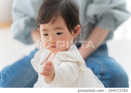 寶寶和媽媽（父母和孩子、母親和孩子、育兒、家庭、家庭） 104572763