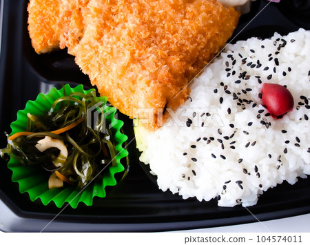 Fried sardine lunch box purchased from the supermarket Fried sardine lunch box purchased from the supermarket 104574011
