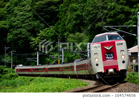 Series 381 L Limited Express Yakumo 7 both running on the line 104574656