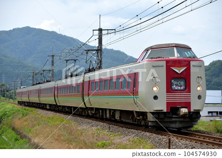 381 series L limited express Yakumo 5 running on the Hakubi Line 381 series L limited express Yakumo 5 running on the Hakubi Line 104574930