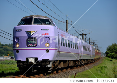 381 series L limited express Yakumo 8 running on the Hakubi Line 381 series L limited express Yakumo 8 running on the Hakubi Line 104574933