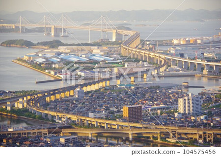 A view of the Great Seto Bridge illuminated by the setting sun from Aonoyama, Kagawa Prefecture 104575456