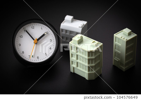 多個建築物和時鐘（黑色公司圖片） 104576649