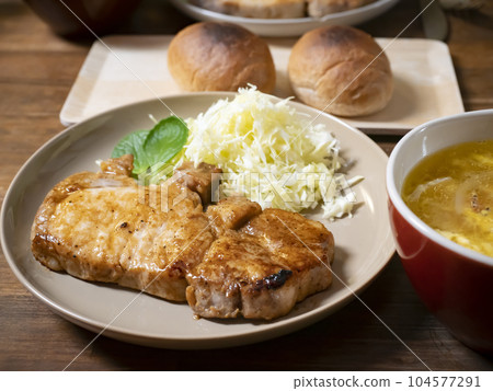 日本餐桌，豬排，醬菜，家常菜 104577291