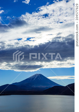 山梨縣身延町本栖湖的富士山和雲彩 104577829