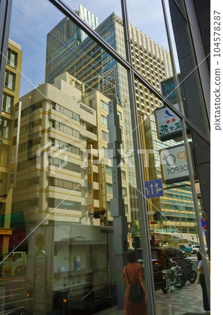 城市景觀反射在建築物的玻璃上 城市景觀反射在建築物的玻璃上 104578287