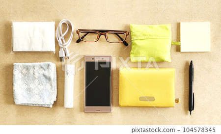 智能手機、錢包、手機包等物品_鳥瞰圖 智能手機、錢包、手機包等物品_鳥瞰圖 104578345