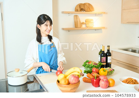 在島上廚房做飯的女人 104578933