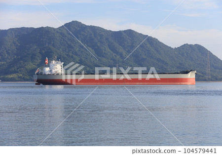 巨輪“CAPE SATSUKI”號在三原港附近的大三島神浦町盛城拋錨，準備試航。 104579441