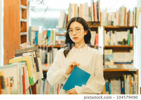 書店裡的年輕女子 104579490