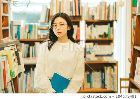 書店裡的年輕女子 104579491