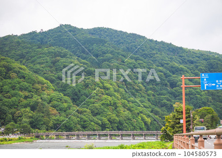 京都嵐山渡月橋風景(2023年6月入境需求恢復) 京都嵐山渡月橋風景(2023年6月入境需求恢復) 104580573