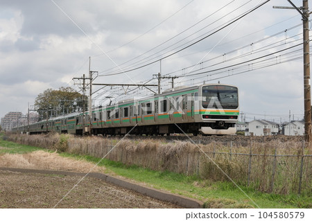 宇都宮線運行的上野東京線出站列車 宇都宮線運行的上野東京線出站列車 104580579