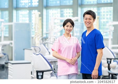 dentist working at the dentist 104582617