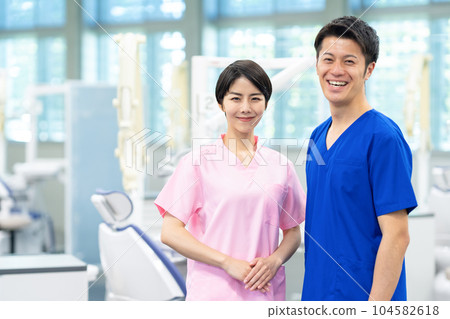 dentist working at the dentist 104582618