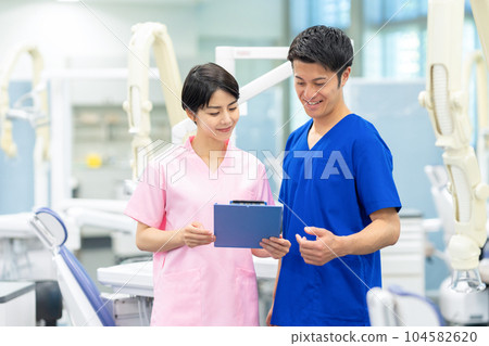 dentist having a meeting 104582620