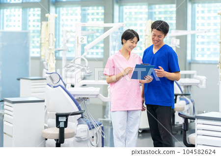 dentist having a meeting 104582624
