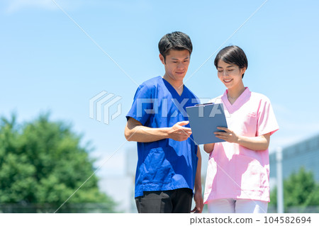 醫生和護士在醫院開會 104582694