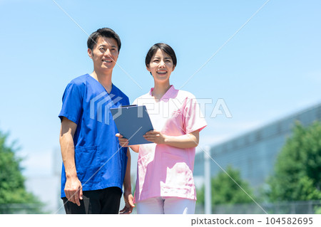 醫生和護士在醫院開會 104582695