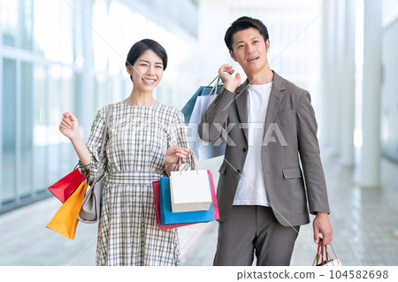 年輕夫婦購物 104582698