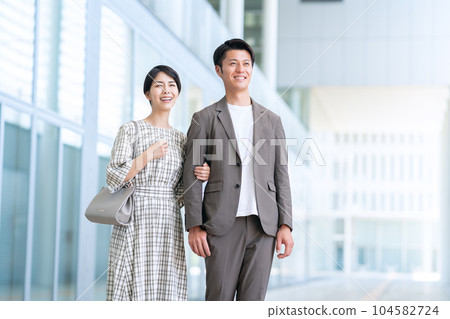 約會的年輕夫婦 104582724