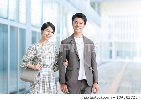 約會的年輕夫婦 104582725