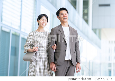 約會的年輕夫婦 104582727