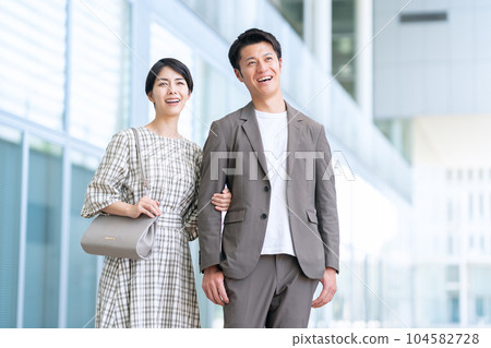 約會的年輕夫婦 104582728