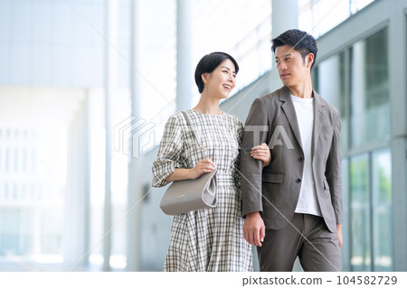 約會的年輕夫婦 104582729