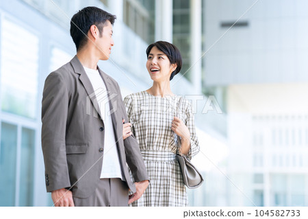 約會的年輕夫婦 約會的年輕夫婦 104582733