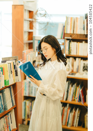 書店裡的年輕女子 104585422