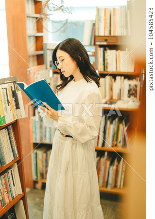 young woman in a bookstore 104585423