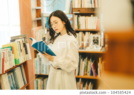 書店裡的年輕女子 104585424