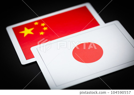 日本和中國的旗幟 104590557