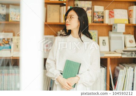 書店裡的年輕女子 104593212
