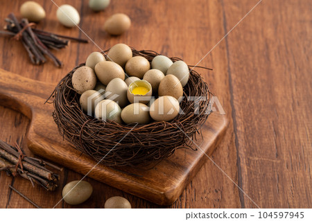 Rutin chicken Ludin chicken egg egg brown brown gray Egg in nest egg 生たまご 104597945