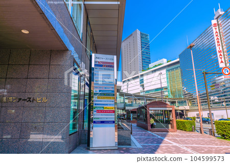 日本橫濱市景 從辦公區橫濱第一大樓前看橫濱站和 JR 橫濱塔 = 7 月 4 日 104599573