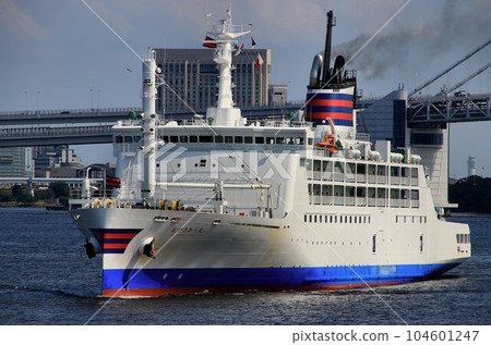 經過一整天的航行，支撐著父島和母島生活的第三代小笠原丸號貨客船 104601247