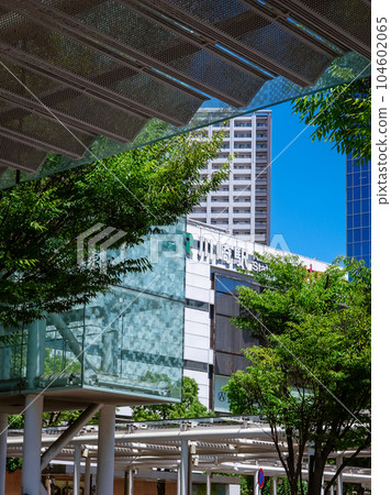 川崎站東口前站前廣場的光伏發電設備(透射式) 川崎站東口前站前廣場的光伏發電設備(透射式) 104602065