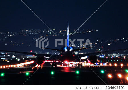 Airplane to take off from Itami Airport 104603101