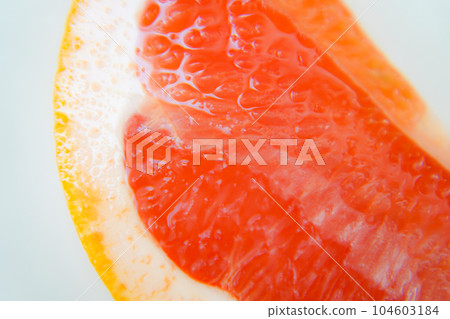 粉紅葡萄柚果肉和皮膚 104603184