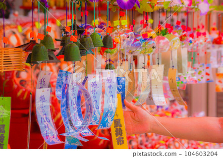 Summer wind chimes (Japanese culture) 104603204