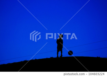 Children's silhouette image (wallpaper material) Children's silhouette image (wallpaper material) 104603224