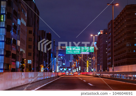 首都高速公路交界處下午半夜東京停車場速度路路燈運行 104604691