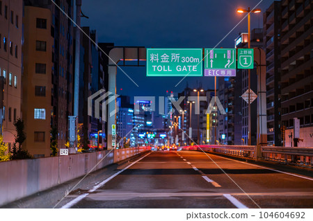首都高速公路交界處下午半夜東京停車場速度路路燈運行 首都高速公路交界處下午半夜東京停車場速度路路燈運行 104604692