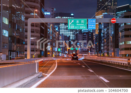 首都高速公路交界處下午半夜東京停車場速度路路燈運行 首都高速公路交界處下午半夜東京停車場速度路路燈運行 104604700