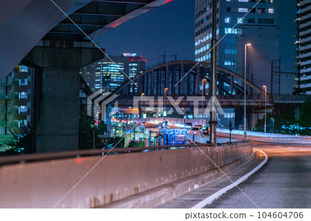 首都高速公路交界處下午半夜東京停車場速度路路燈運行 首都高速公路交界處下午半夜東京停車場速度路路燈運行 104604706